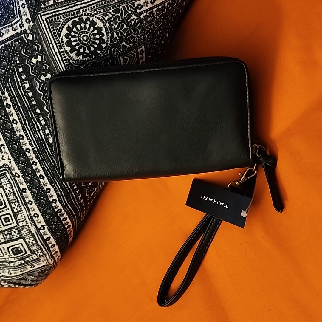 Nwt Tahari Women Wallet